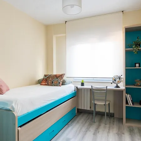 Cerca Estaciones דירה